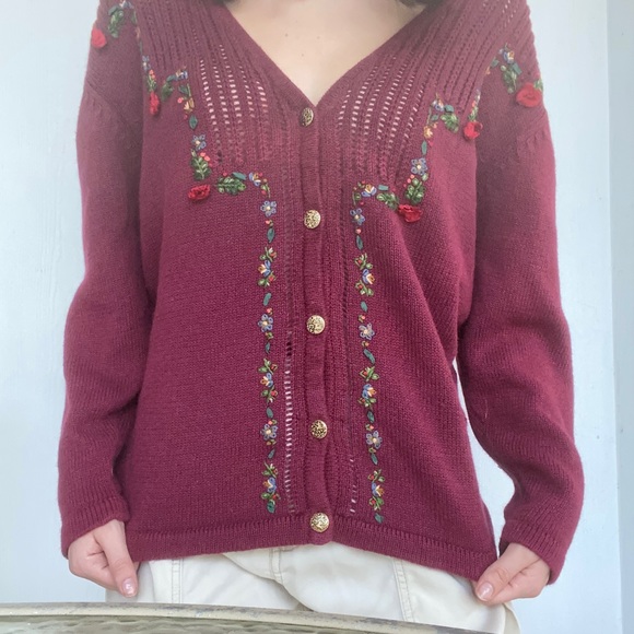 Beautiful maroon knit sweater with gold buttons - Picture 4 of 5